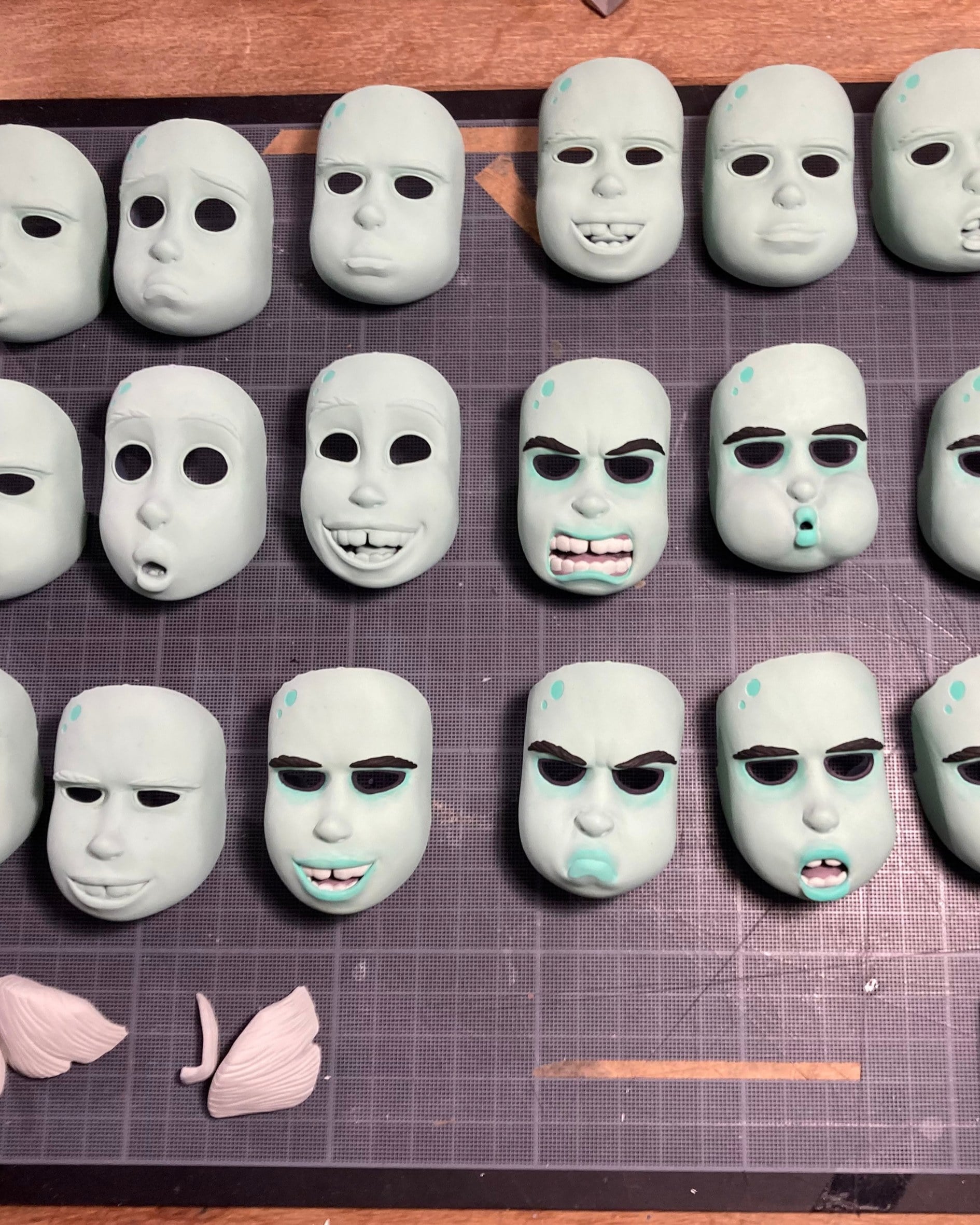 A board of Zoé's replacement faces, each with a different expression