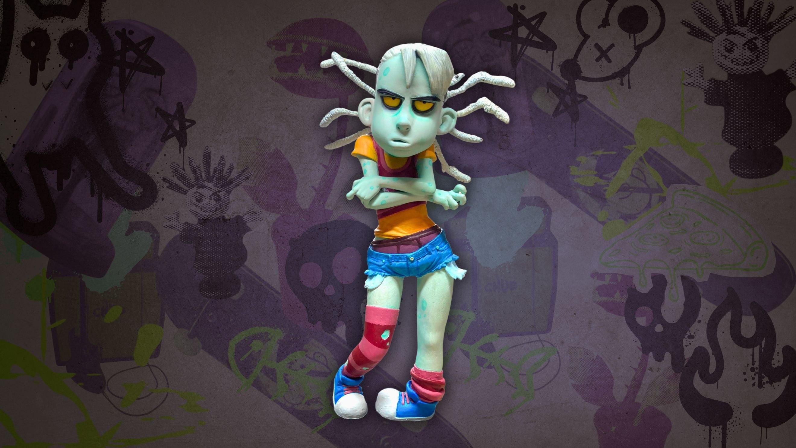 Zoé, marionnette zombie aux dreadlocks blanches, bras croisés devant un mur de graffitis violets